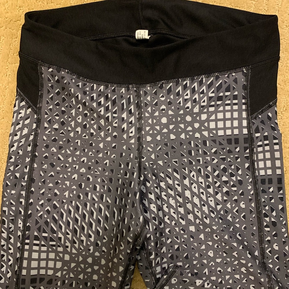 EUC🏃♀️Under Armour Capri Leggings - Picture 4 of 6